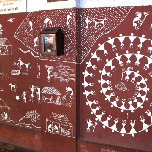 Warli-kunst is een traditionele tribale kunstvorm uit Maharashtra, India. Het heeft eenvoudige, monochrome patronen en symbolen die het dagelijks leven, de natuur en sociale activiteiten uitbeelden, vaak gemaakt met rijstpasta op lemen muren. Tijdens de workshop leert Priyam de deelnemers de basis van deze prachtige kunstvorm.